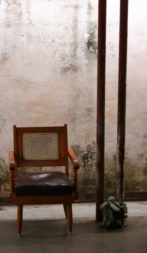 IMAGE: http://i1214.photobucket.com/albums/cc483/Fals7D/chair.jpg