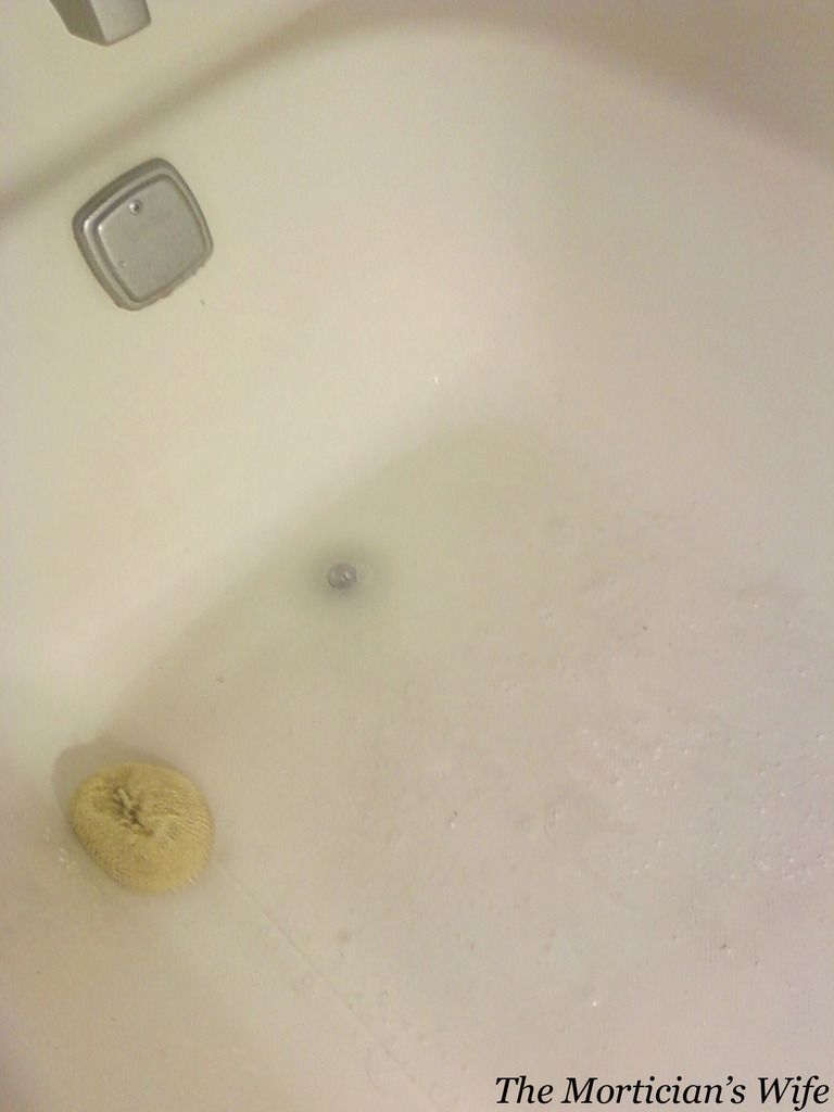 How to clean a bathroom and tub