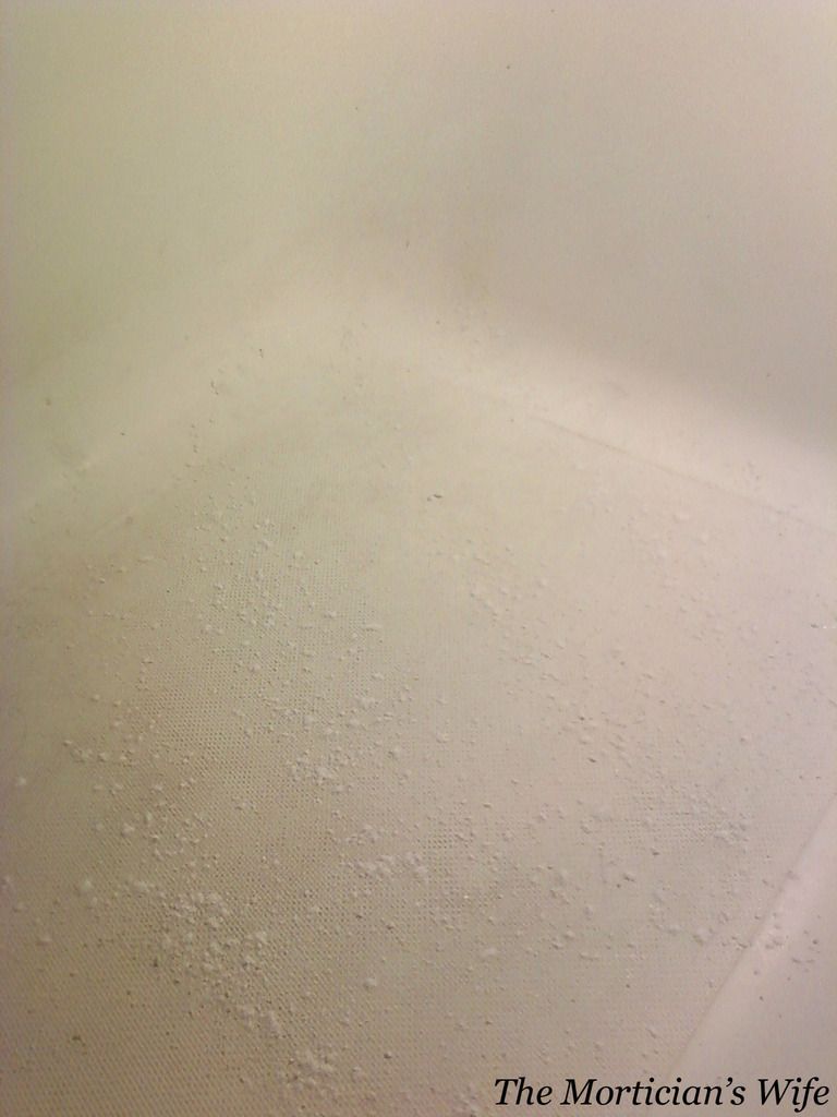 How to clean a bathroom and tub